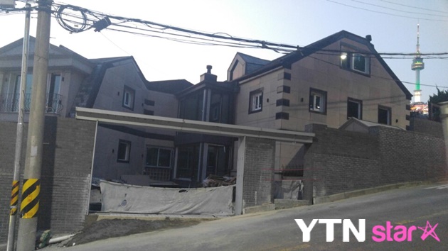 Sự thật sau bức ảnh Bi Rain chăm chú ngắm bà xã Kim Tae Hee tại quán cafe ở khu phố sang vào hôm nay - Ảnh 3. Sự thật sau bức ảnh Bi Rain chăm chú ngắm bà xã Kim Tae Hee tại quán cafe ở khu phố sang vào hôm nay - Ảnh 3.