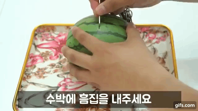 Bổ dưa hấu chỉ bằng... sợi chỉ, chuyện thật chứ không đùa đâu - Ảnh 2. Bổ dưa hấu chỉ bằng... sợi chỉ, chuyện thật chứ không đùa đâu - Ảnh 2.