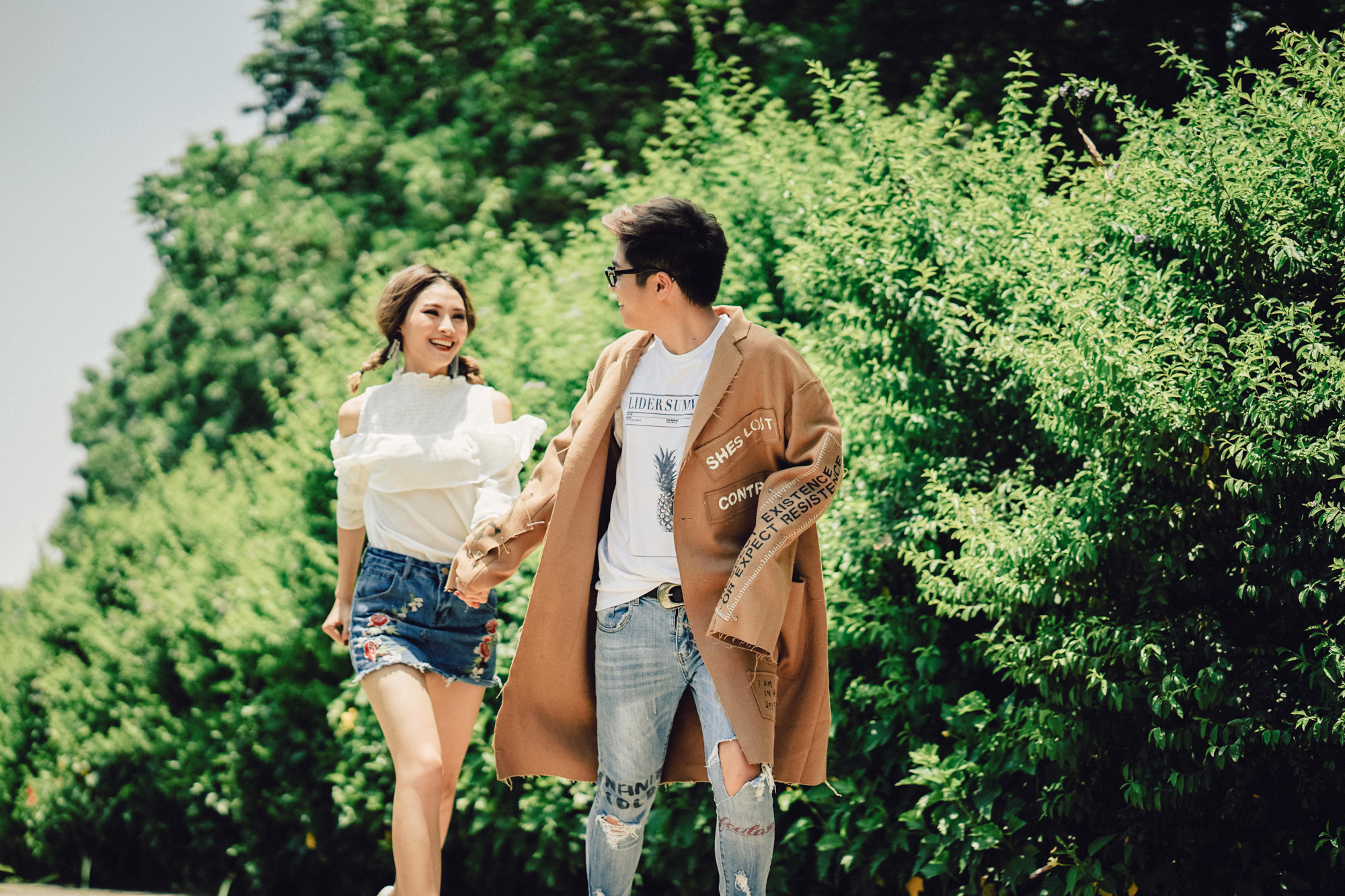 Bất chấp thời tiết đến 42 độ, Bùi Anh Tuấn vẫn chịu khó mặc áo dày, diễn sâu cho hợp không gian mùa Thu trong MV mới - Ảnh 9. Bất chấp thời tiết đến 42 độ, Bùi Anh Tuấn vẫn chịu khó mặc áo dày, diễn sâu cho hợp không gian mùa Thu trong MV mới - Ảnh 9.