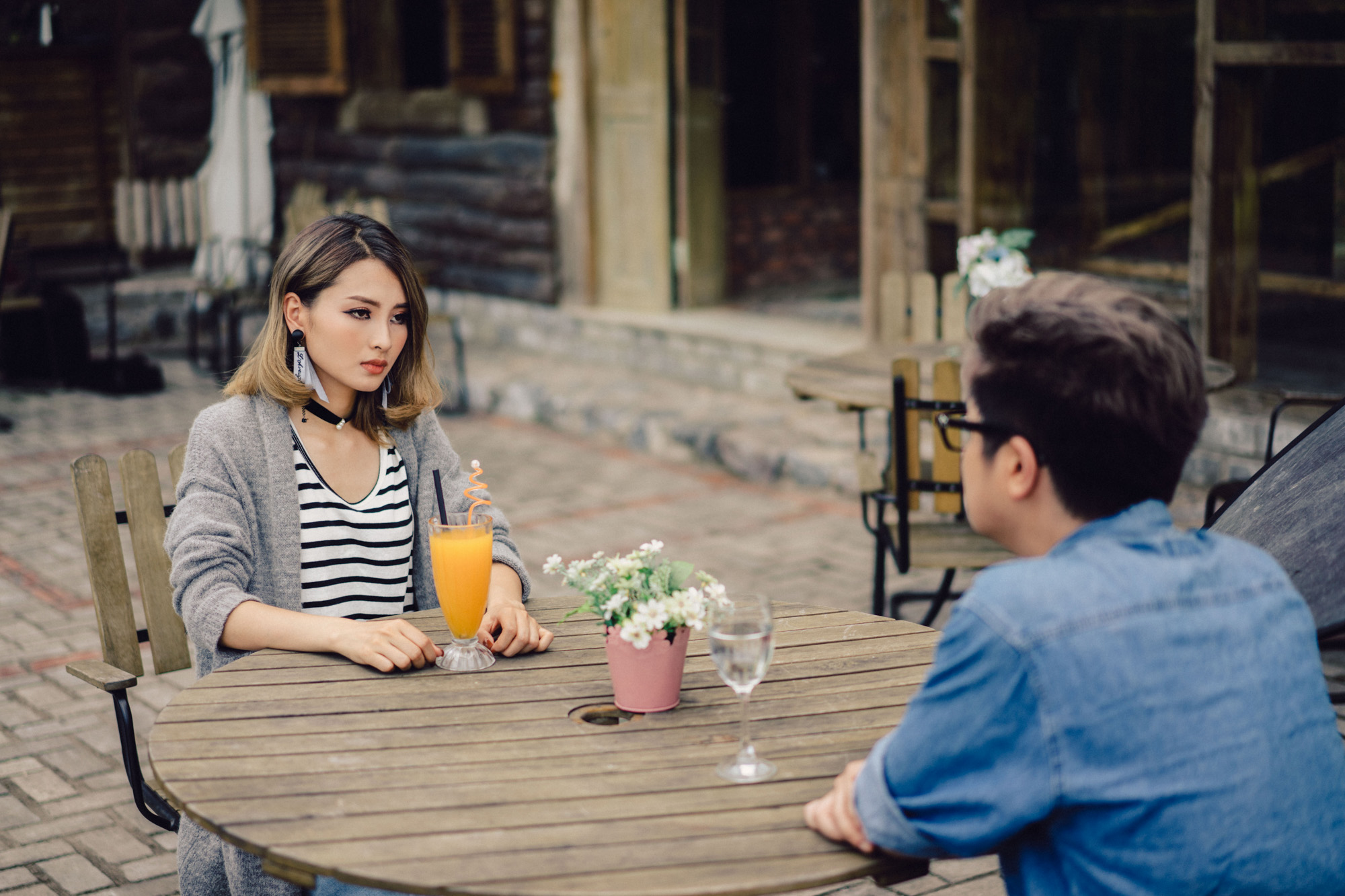 Bất chấp thời tiết đến 42 độ, Bùi Anh Tuấn vẫn chịu khó mặc áo dày, diễn sâu cho hợp không gian mùa Thu trong MV mới - Ảnh 2. Bất chấp thời tiết đến 42 độ, Bùi Anh Tuấn vẫn chịu khó mặc áo dày, diễn sâu cho hợp không gian mùa Thu trong MV mới - Ảnh 2.