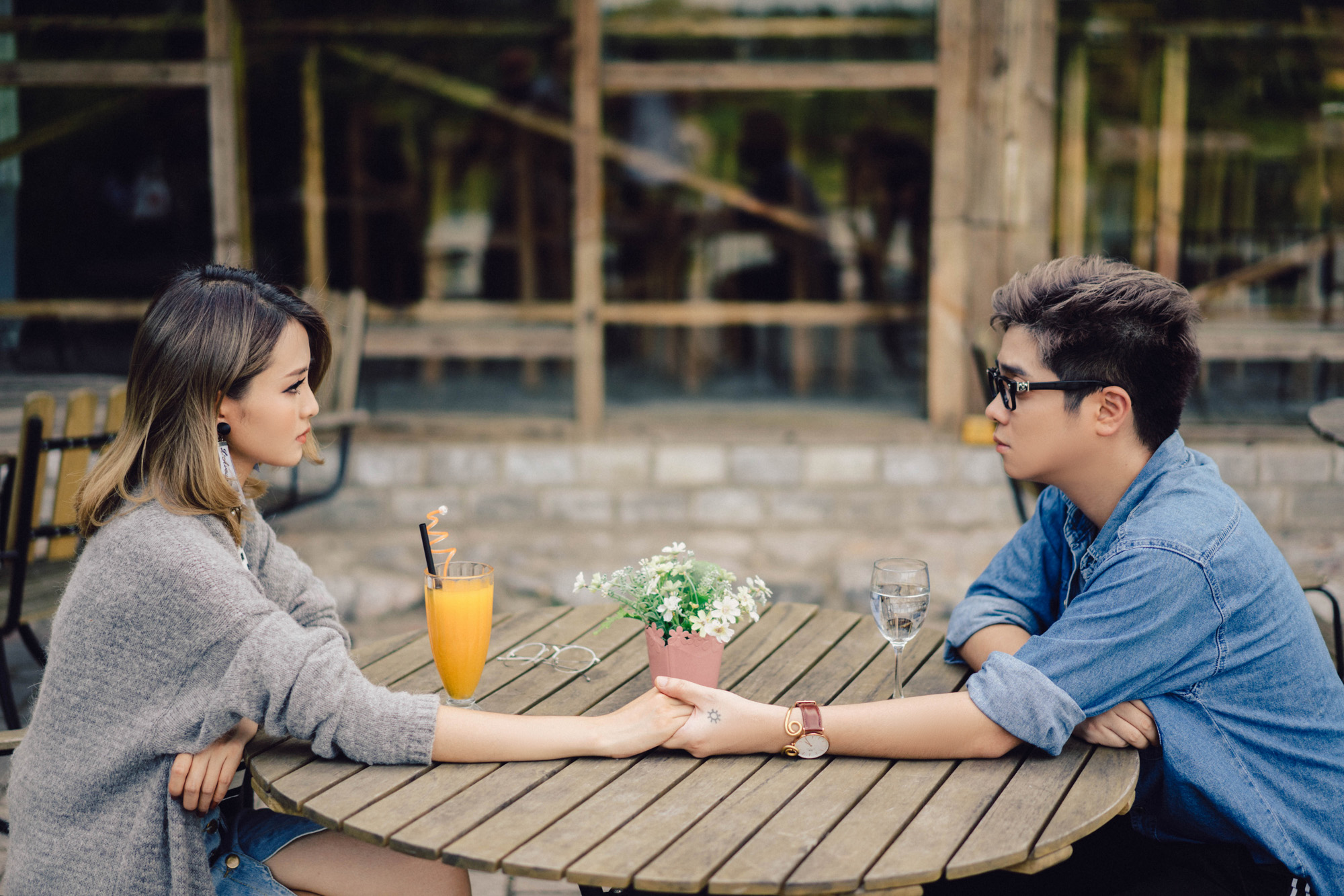 Bất chấp thời tiết đến 42 độ, Bùi Anh Tuấn vẫn chịu khó mặc áo dày, diễn sâu cho hợp không gian mùa Thu trong MV mới - Ảnh 3. Bất chấp thời tiết đến 42 độ, Bùi Anh Tuấn vẫn chịu khó mặc áo dày, diễn sâu cho hợp không gian mùa Thu trong MV mới - Ảnh 3.