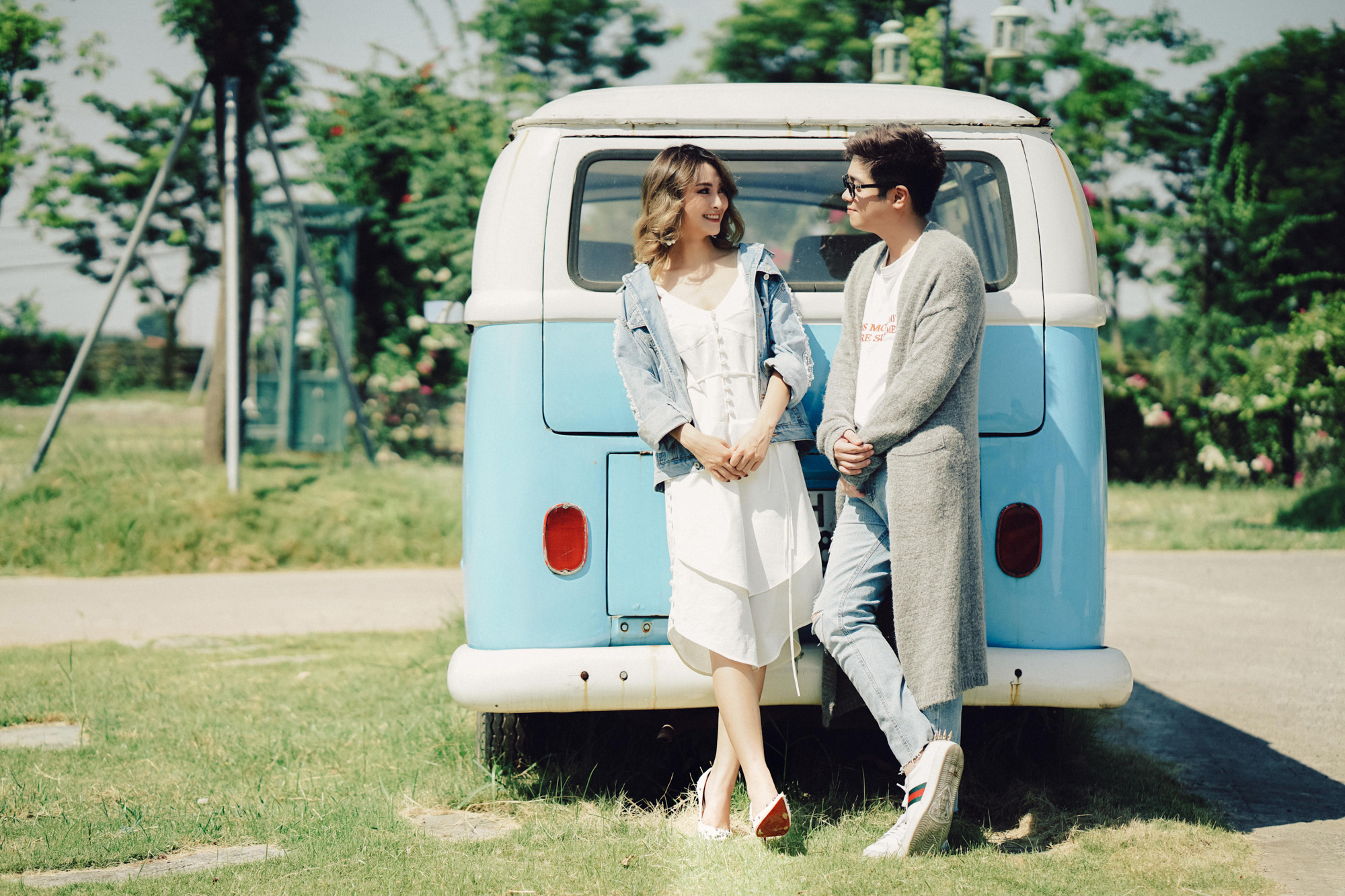 Bất chấp thời tiết đến 42 độ, Bùi Anh Tuấn vẫn chịu khó mặc áo dày, diễn sâu cho hợp không gian mùa Thu trong MV mới - Ảnh 11. Bất chấp thời tiết đến 42 độ, Bùi Anh Tuấn vẫn chịu khó mặc áo dày, diễn sâu cho hợp không gian mùa Thu trong MV mới - Ảnh 11.