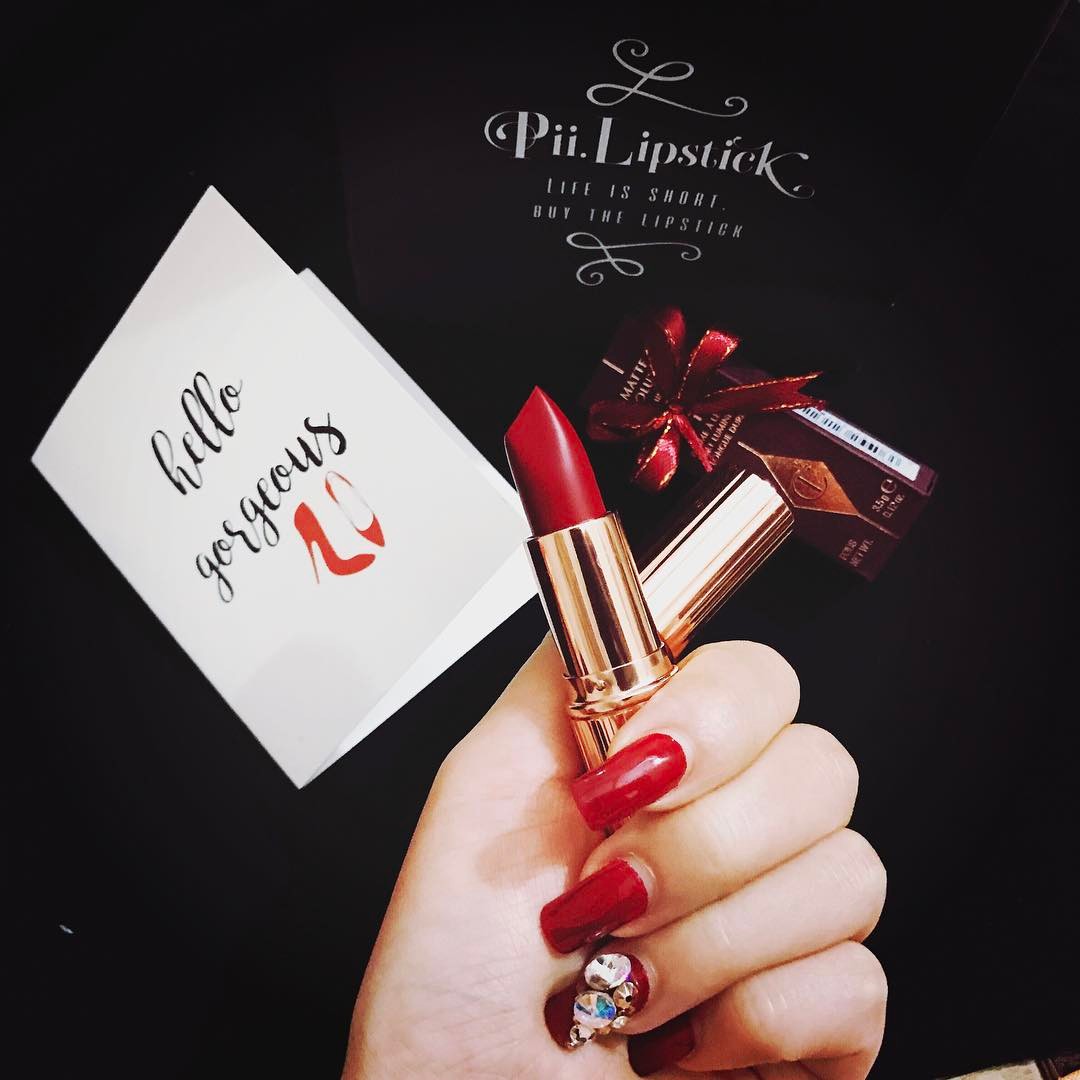 Hot girl Châu Bùi review cực kĩ 3 cây son đỏ nhiều dưỡng hot nhất thời gian qua - Ảnh 11. Hot girl Châu Bùi review cực kĩ 3 cây son đỏ nhiều dưỡng hot nhất thời gian qua - Ảnh 11.