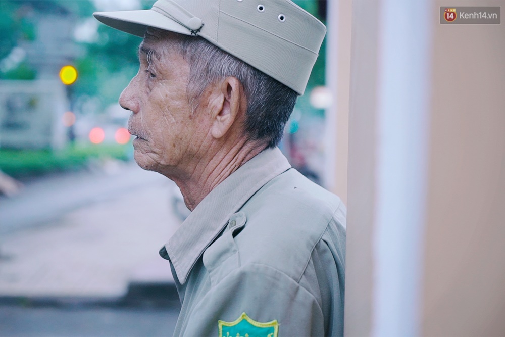 Chuyện chưa kể về bác bảo vệ mà học sinh chuyên Lê Hồng Phong cúi đầu chào mỗi ngày: Hiệp sĩ xích lô 21 lần bắt cướp - Ảnh 10. Chuyện chưa kể về bác bảo vệ mà học sinh chuyên Lê Hồng Phong cúi đầu chào mỗi ngày: Hiệp sĩ xích lô 21 lần bắt cướp - Ảnh 10.