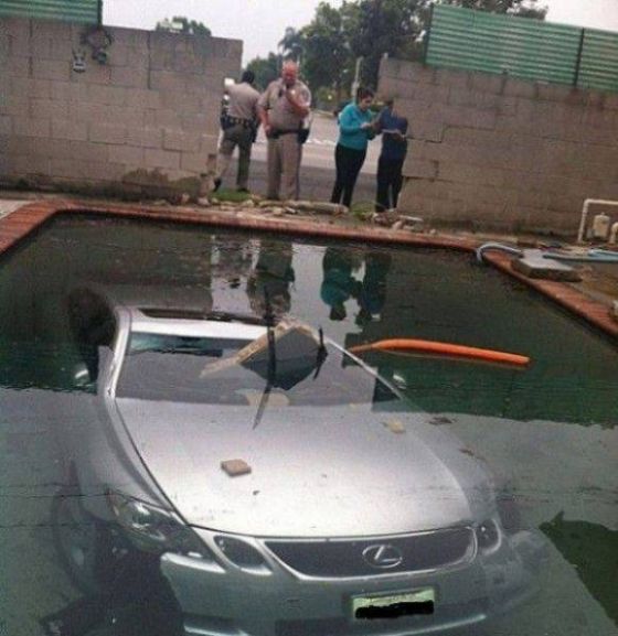 18 vụ tai nạn xe hơi ngớ ngẩn nhất mọi thời đại - Ảnh 35. 18 vụ tai nạn xe hơi ngớ ngẩn nhất mọi thời đại - Ảnh 35.