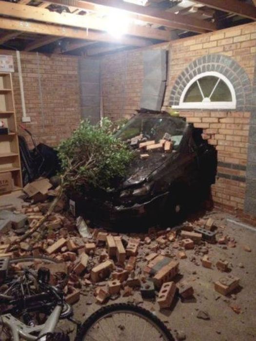 18 vụ tai nạn xe hơi ngớ ngẩn nhất mọi thời đại - Ảnh 5. 18 vụ tai nạn xe hơi ngớ ngẩn nhất mọi thời đại - Ảnh 5.