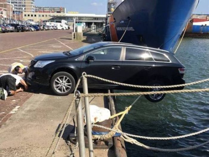 18 vụ tai nạn xe hơi ngớ ngẩn nhất mọi thời đại - Ảnh 11. 18 vụ tai nạn xe hơi ngớ ngẩn nhất mọi thời đại - Ảnh 11.