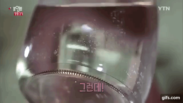 Tẩy sạch vết bẩn trong chai lọ thủy tinh chỉ đơn giản bằng... muối - Ảnh 1. Tẩy sạch vết bẩn trong chai lọ thủy tinh chỉ đơn giản bằng... muối - Ảnh 1.