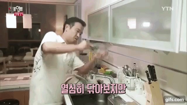 Tẩy sạch vết bẩn trong chai lọ thủy tinh chỉ đơn giản bằng... muối - Ảnh 2. Tẩy sạch vết bẩn trong chai lọ thủy tinh chỉ đơn giản bằng... muối - Ảnh 2.