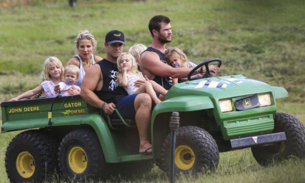 Chris Hemsworth - Chàng Thor đẹp trai trong phim và ông bố ngọt ngào ngoài đời khiến chị em đổ gục - Ảnh 13.