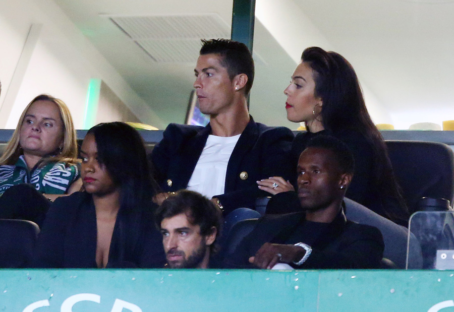 Ronaldo đã bí mật cầu hôn Georgina bằng một chiếc nhẫn kim cương đắt tiền? - Ảnh 2. Ronaldo đã bí mật cầu hôn Georgina bằng một chiếc nhẫn kim cương đắt tiền? - Ảnh 2.