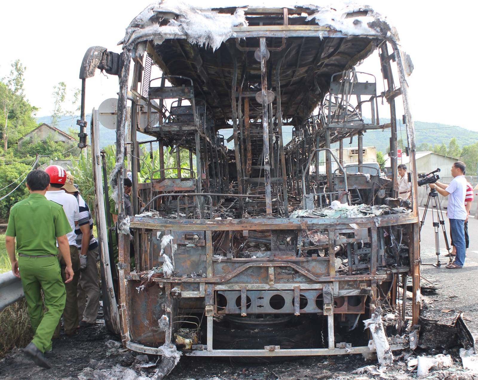 Xe khách giường nằm 46 chỗ cháy trơ khung trong đêm, 18 người thoát nạn - Ảnh 1. Xe khách giường nằm 46 chỗ cháy trơ khung trong đêm, 18 người thoát nạn - Ảnh 1.