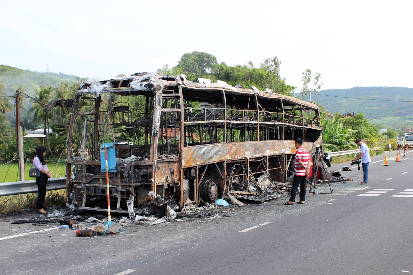Xe khách giường nằm 46 chỗ cháy trơ khung trong đêm, 18 người thoát nạn - Ảnh 2. Xe khách giường nằm 46 chỗ cháy trơ khung trong đêm, 18 người thoát nạn - Ảnh 2.