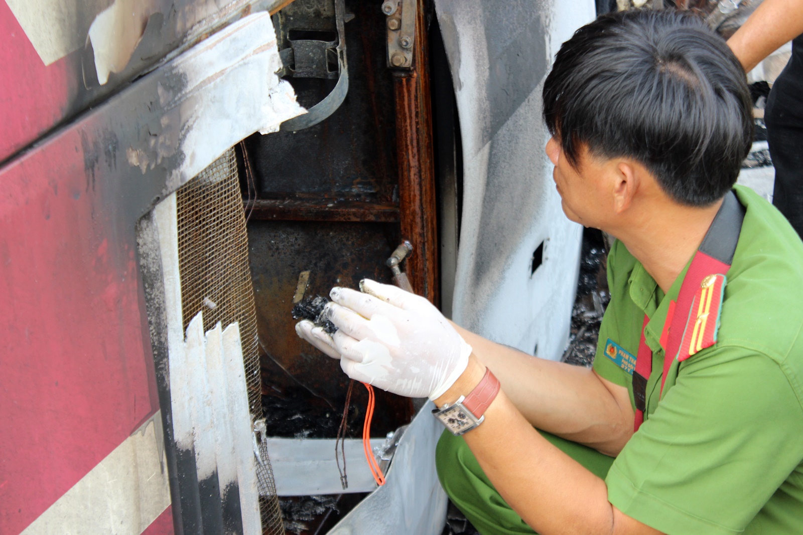 Xe khách giường nằm 46 chỗ cháy trơ khung trong đêm, 18 người thoát nạn - Ảnh 3. Xe khách giường nằm 46 chỗ cháy trơ khung trong đêm, 18 người thoát nạn - Ảnh 3.