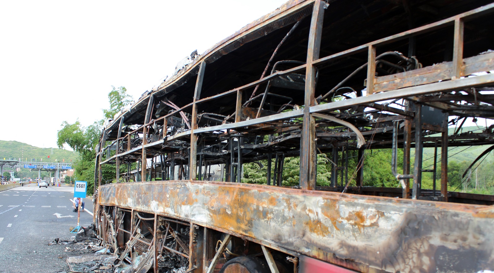 Xe khách giường nằm 46 chỗ cháy trơ khung trong đêm, 18 người thoát nạn - Ảnh 4. Xe khách giường nằm 46 chỗ cháy trơ khung trong đêm, 18 người thoát nạn - Ảnh 4.