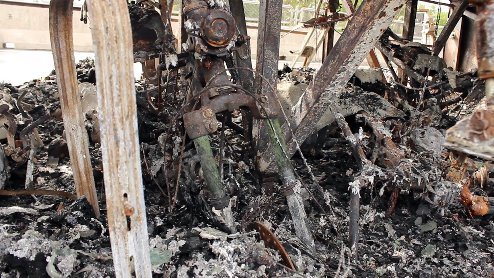 Xe khách giường nằm 46 chỗ cháy trơ khung trong đêm, 18 người thoát nạn - Ảnh 5. Xe khách giường nằm 46 chỗ cháy trơ khung trong đêm, 18 người thoát nạn - Ảnh 5.