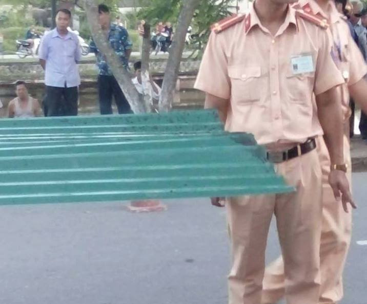 Ninh Bình: Đâm vào xe chở tôn, người đàn ông bị cứa cổ tử vong thương tâm - Ảnh 2. Ninh Bình: Đâm vào xe chở tôn, người đàn ông bị cứa cổ tử vong thương tâm - Ảnh 2.