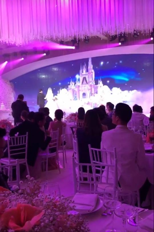 Đám cưới đã chính thức diễn ra, Đặng Thu Thảo nắm tay hôn phu Trung Tín tiến vào lễ đường - Ảnh 2. Đám cưới đã chính thức diễn ra, Đặng Thu Thảo nắm tay hôn phu Trung Tín tiến vào lễ đường - Ảnh 2.