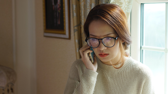 Điểm danh điện thoại trong Người Phán Xử: Thế Chột xài máy cùi bắp nhất phim - Ảnh 7. Điểm danh điện thoại trong Người Phán Xử: Thế Chột xài máy cùi bắp nhất phim - Ảnh 7.