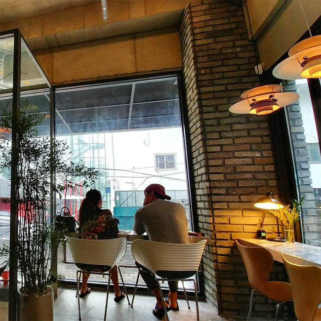 Sự thật sau bức ảnh Bi Rain chăm chú ngắm bà xã Kim Tae Hee tại quán cafe ở khu phố sang vào hôm nay - Ảnh 1. Sự thật sau bức ảnh Bi Rain chăm chú ngắm bà xã Kim Tae Hee tại quán cafe ở khu phố sang vào hôm nay - Ảnh 1.