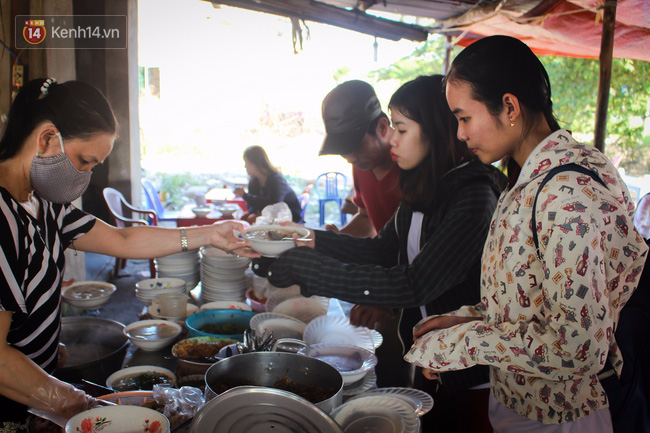 Quán “bánh canh ruộng” siêu rẻ ở Đà Nẵng, 20 năm qua khách phải chen chân để tự phục vụ - Ảnh 6.