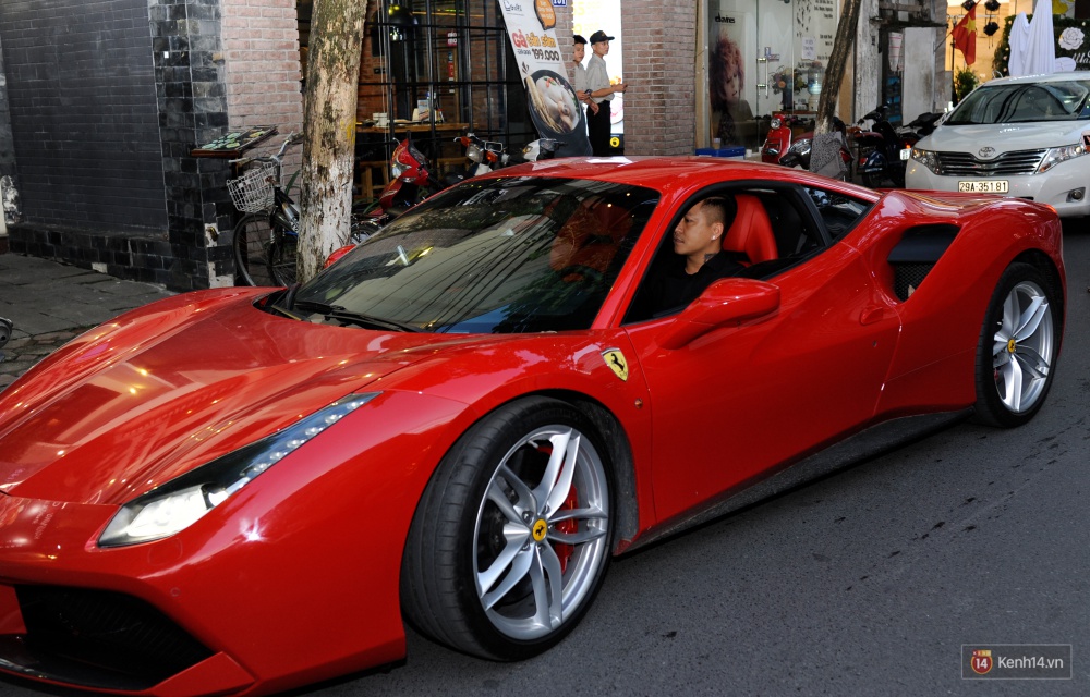 Tuấn Hưng lái siêu xe 16 tỷ, đưa cả gia đình đi dự sự kiện - Ảnh 2. Tuấn Hưng lái siêu xe 16 tỷ, đưa cả gia đình đi dự sự kiện - Ảnh 2.