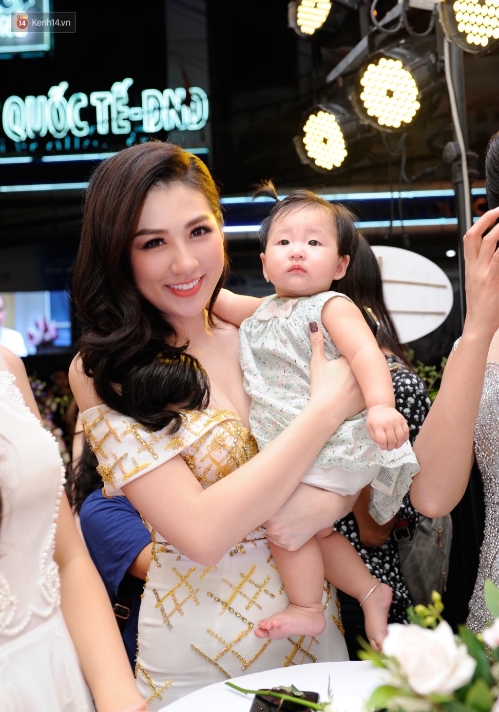 Tuấn Hưng lái siêu xe 16 tỷ, đưa cả gia đình đi dự sự kiện - Ảnh 6. Tuấn Hưng lái siêu xe 16 tỷ, đưa cả gia đình đi dự sự kiện - Ảnh 6.