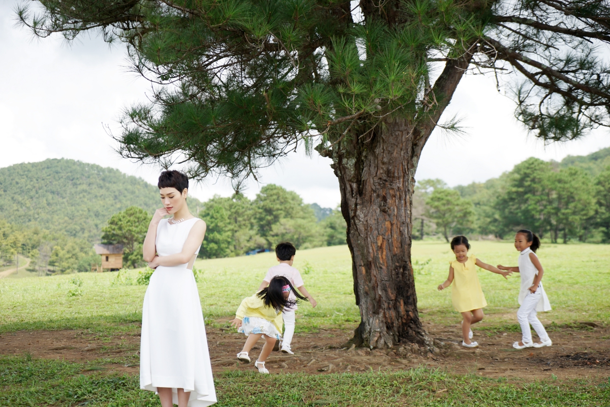 Bồi hồi với câu chuyện tình bạn trong MV nhạc phim Đời cho ta bao lần đôi mươi do vợ chồng Tú Vi - Văn Anh sáng tác - Ảnh 2. Bồi hồi với câu chuyện tình bạn trong MV nhạc phim Đời cho ta bao lần đôi mươi do vợ chồng Tú Vi - Văn Anh sáng tác - Ảnh 2.