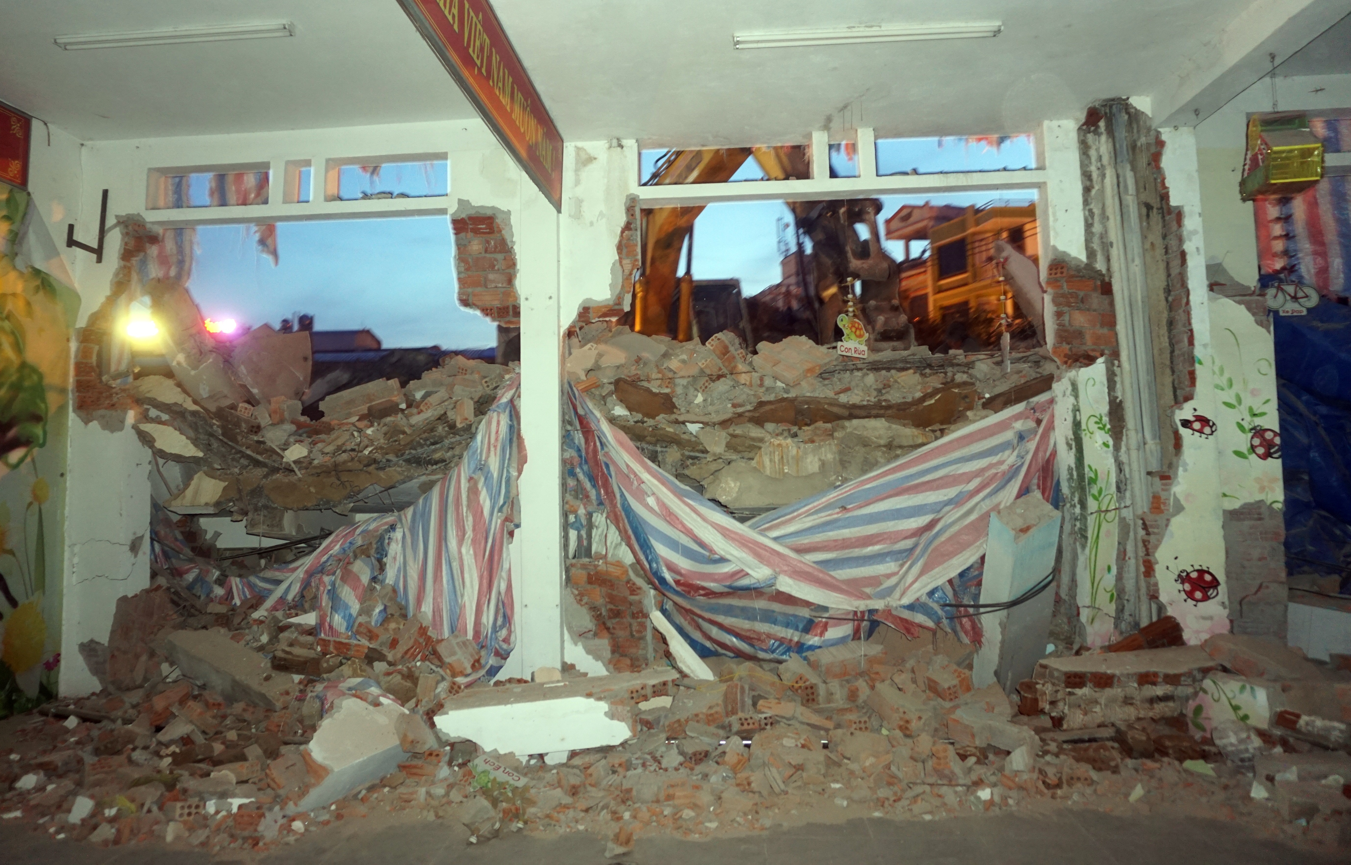 Đà Nẵng: Tháo dỡ công trình làm sập tường trường mầm non, 300 học sinh phải nghỉ học - Ảnh 1. Đà Nẵng: Tháo dỡ công trình làm sập tường trường mầm non, 300 học sinh phải nghỉ học - Ảnh 1.