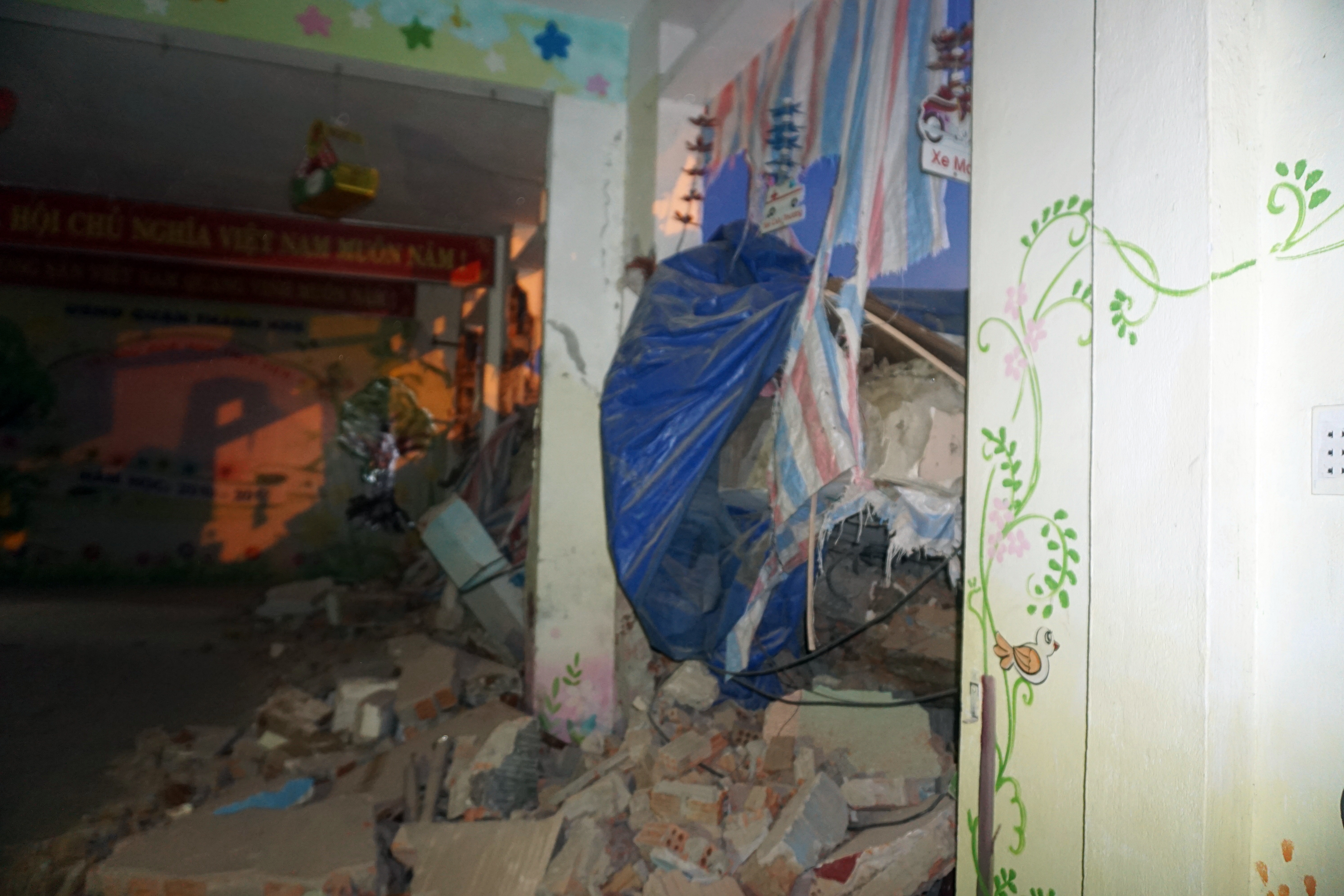 Đà Nẵng: Tháo dỡ công trình làm sập tường trường mầm non, 300 học sinh phải nghỉ học - Ảnh 2. Đà Nẵng: Tháo dỡ công trình làm sập tường trường mầm non, 300 học sinh phải nghỉ học - Ảnh 2.