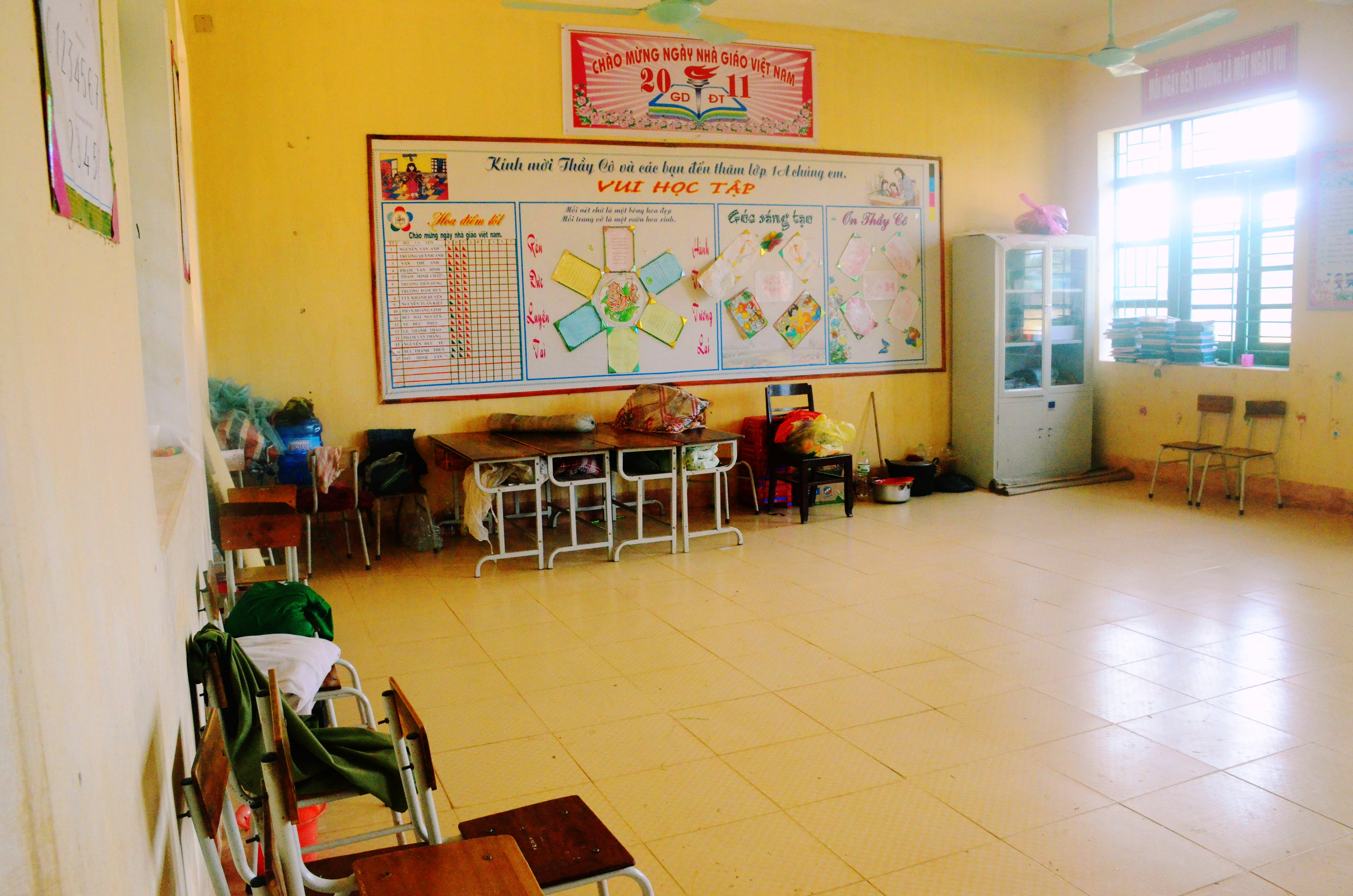 Người dân Thanh Hóa bị cô lập vì mưa lũ: 5 ngày rồi chúng tôi chỉ ngồi trong thuyền, chơi vơi giữa nhà cố vớt vát ít tài sản... - Ảnh 7. Người dân Thanh Hóa bị cô lập vì mưa lũ: 5 ngày rồi chúng tôi chỉ ngồi trong thuyền, chơi vơi giữa nhà cố vớt vát ít tài sản... - Ảnh 7.