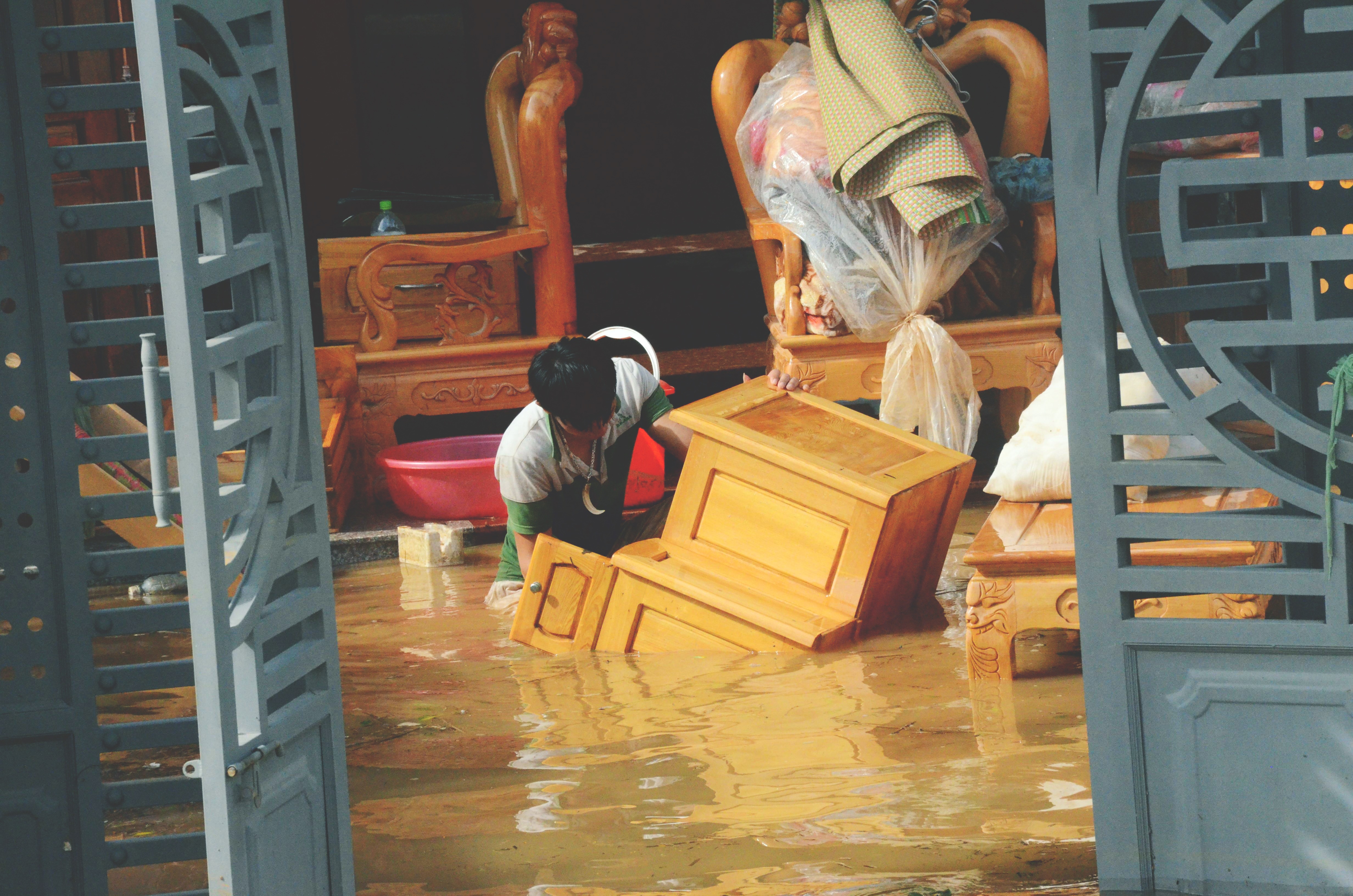 Người dân Thanh Hóa bị cô lập vì mưa lũ: 5 ngày rồi chúng tôi chỉ ngồi trong thuyền, chơi vơi giữa nhà cố vớt vát ít tài sản... - Ảnh 4. Người dân Thanh Hóa bị cô lập vì mưa lũ: 5 ngày rồi chúng tôi chỉ ngồi trong thuyền, chơi vơi giữa nhà cố vớt vát ít tài sản... - Ảnh 4.