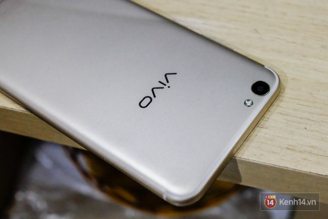 Đánh giá Vivo V5s: Thiết kế đẹp, cấu hình ổn, camera selfie 20 MP ấn tượng - Ảnh 4. Đánh giá Vivo V5s: Thiết kế đẹp, cấu hình ổn, camera selfie 20 MP ấn tượng - Ảnh 4.