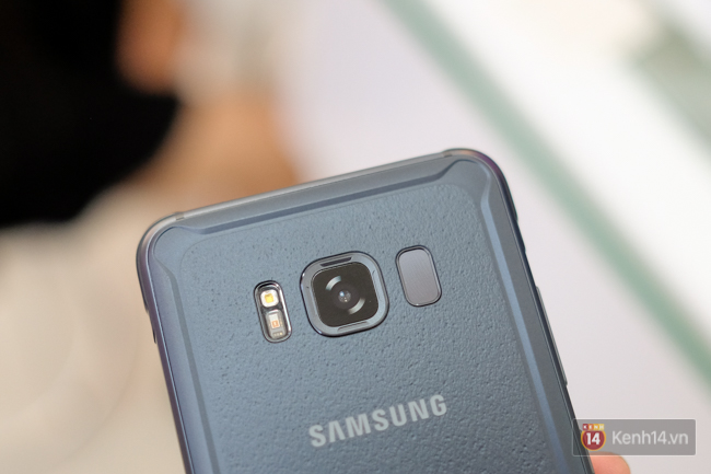 Trên tay Galaxy S8 Active vừa về Việt Nam: Thiết kế hầm hố, cầm nắm rất thoải mái và giá 16,9 triệu đồng - Ảnh 10. Trên tay Galaxy S8 Active vừa về Việt Nam: Thiết kế hầm hố, cầm nắm rất thoải mái và giá 16,9 triệu đồng - Ảnh 10.