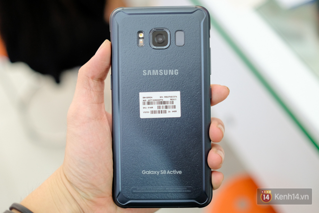 Trên tay Galaxy S8 Active vừa về Việt Nam: Thiết kế hầm hố, cầm nắm rất thoải mái và giá 16,9 triệu đồng - Ảnh 3. Trên tay Galaxy S8 Active vừa về Việt Nam: Thiết kế hầm hố, cầm nắm rất thoải mái và giá 16,9 triệu đồng - Ảnh 3.