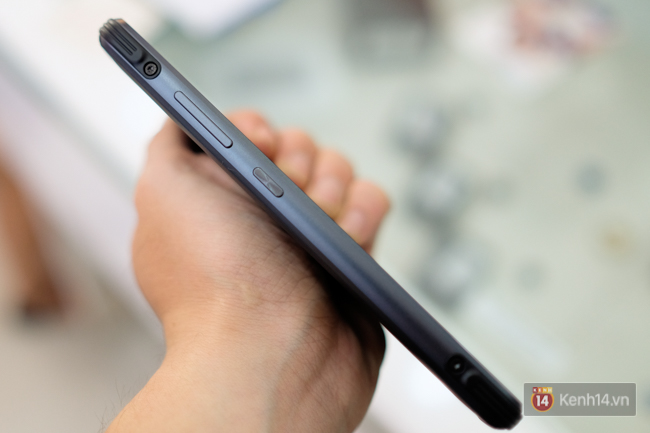 Trên tay Galaxy S8 Active vừa về Việt Nam: Thiết kế hầm hố, cầm nắm rất thoải mái và giá 16,9 triệu đồng - Ảnh 4. Trên tay Galaxy S8 Active vừa về Việt Nam: Thiết kế hầm hố, cầm nắm rất thoải mái và giá 16,9 triệu đồng - Ảnh 4.