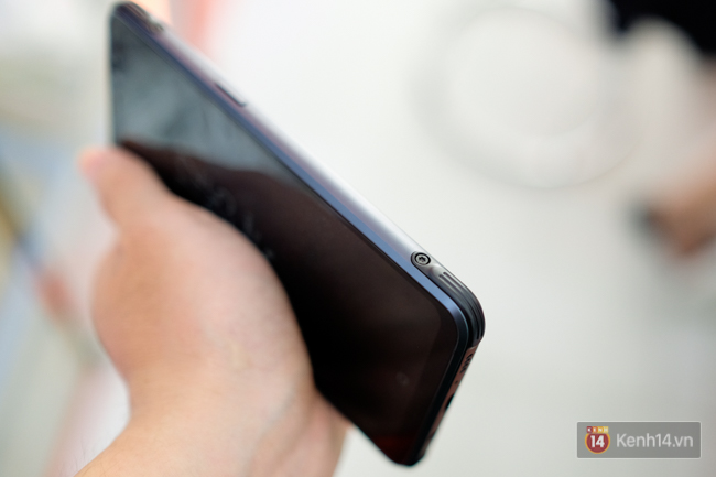 Trên tay Galaxy S8 Active vừa về Việt Nam: Thiết kế hầm hố, cầm nắm rất thoải mái và giá 16,9 triệu đồng - Ảnh 8. Trên tay Galaxy S8 Active vừa về Việt Nam: Thiết kế hầm hố, cầm nắm rất thoải mái và giá 16,9 triệu đồng - Ảnh 8.