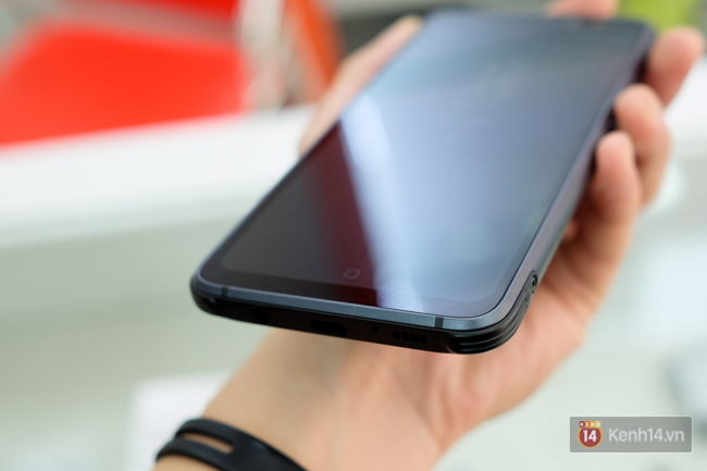 Trên tay Galaxy S8 Active vừa về Việt Nam: Thiết kế hầm hố, cầm nắm rất thoải mái và giá 16,9 triệu đồng - Ảnh 9. Trên tay Galaxy S8 Active vừa về Việt Nam: Thiết kế hầm hố, cầm nắm rất thoải mái và giá 16,9 triệu đồng - Ảnh 9.