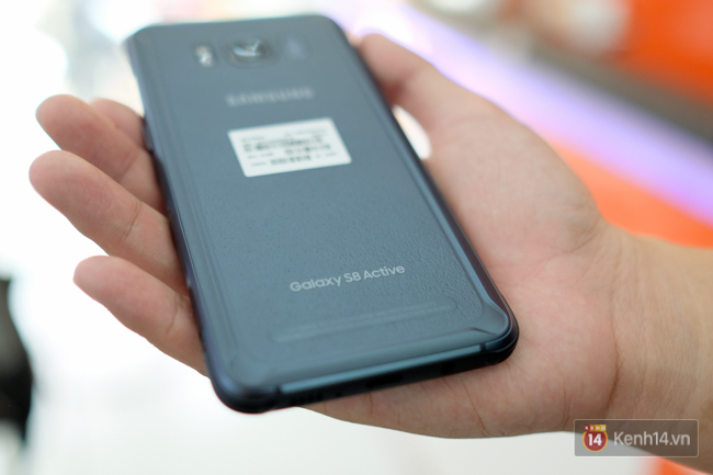 Trên tay Galaxy S8 Active vừa về Việt Nam: Thiết kế hầm hố, cầm nắm rất thoải mái và giá 16,9 triệu đồng - Ảnh 12. Trên tay Galaxy S8 Active vừa về Việt Nam: Thiết kế hầm hố, cầm nắm rất thoải mái và giá 16,9 triệu đồng - Ảnh 12.