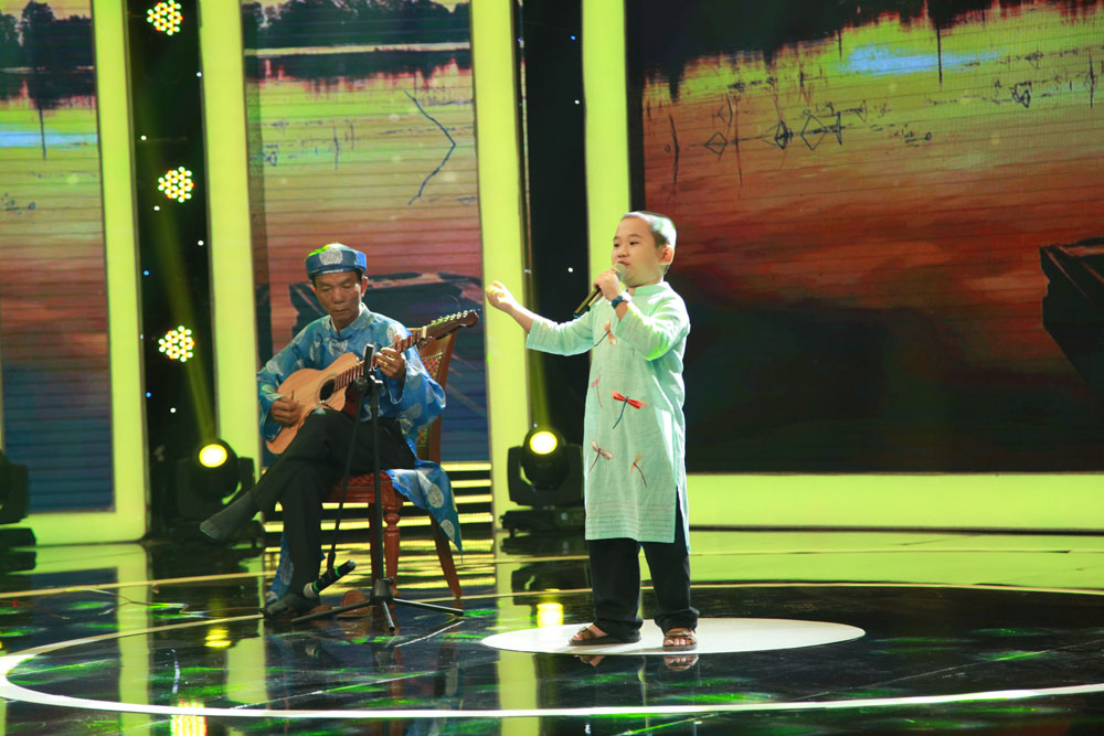 Cậu bé 7 tuổi biểu diễn Đờn ca tài tử khiến khán giả truyền hình bất ngờ - Ảnh 5. Cậu bé 7 tuổi biểu diễn Đờn ca tài tử khiến khán giả truyền hình bất ngờ - Ảnh 5.