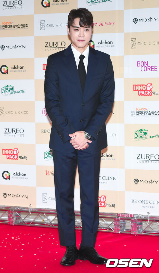 Thảm đỏ ngược đời: Dàn Á hậu, Hoa hậu Hàn Quốc 2017 bị một nữ diễn viên hạng B lấn át - Ảnh 10. Thảm đỏ ngược đời: Dàn Á hậu, Hoa hậu Hàn Quốc 2017 bị một nữ diễn viên hạng B lấn át - Ảnh 10.