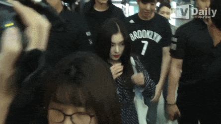 Sau sự cố Taeyeon bị sàm sỡ, SM chuẩn bị cả dàn vệ sĩ hùng hậu vây quanh mỹ nhân Irene - Ảnh 5. Sau sự cố Taeyeon bị sàm sỡ, SM chuẩn bị cả dàn vệ sĩ hùng hậu vây quanh mỹ nhân Irene - Ảnh 5.