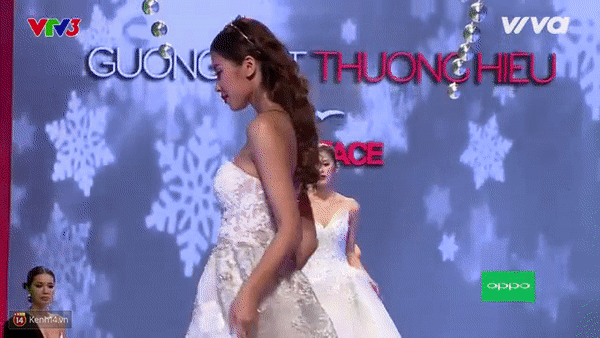 Vì sao Lan Khuê dọn ly cho team Minh Tú đi catwalk trên bàn tiệc? - Ảnh 3. Vì sao Lan Khuê dọn ly cho team Minh Tú đi catwalk trên bàn tiệc? - Ảnh 3.
