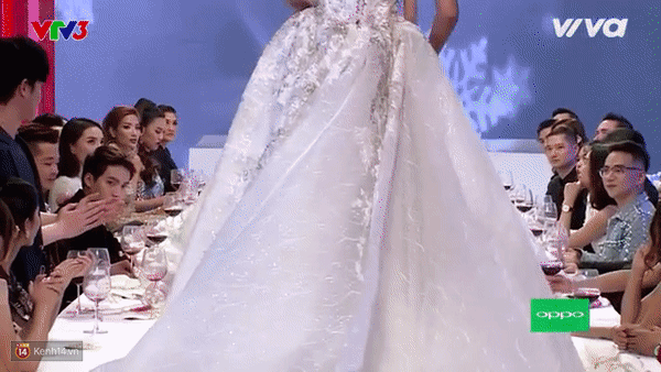 Vì sao Lan Khuê dọn ly cho team Minh Tú đi catwalk trên bàn tiệc? - Ảnh 4. Vì sao Lan Khuê dọn ly cho team Minh Tú đi catwalk trên bàn tiệc? - Ảnh 4.
