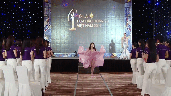 Võ Hoàng Yến: Tôi và Phạm Hương không đến để giành vương miện, nên các bạn phải nghe lời chứ! - Ảnh 2. Võ Hoàng Yến: Tôi và Phạm Hương không đến để giành vương miện, nên các bạn phải nghe lời chứ! - Ảnh 2.