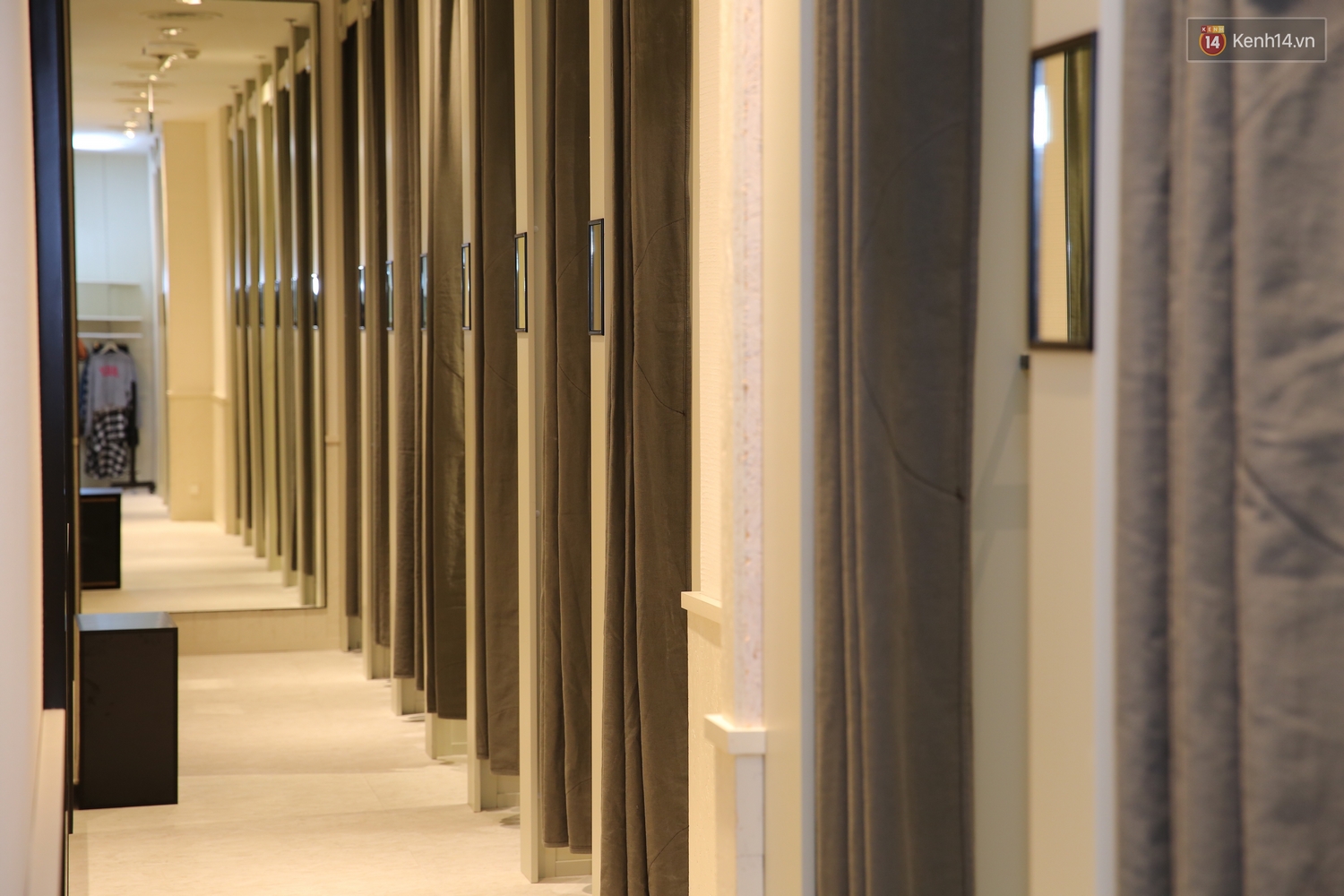 Stradivarius Việt Nam khai trương: Đồ đẹp giá siêu dễ chịu, áo phông cao nhất chỉ 249.000 đồng - Ảnh 17. Stradivarius Việt Nam khai trương: Đồ đẹp giá siêu dễ chịu, áo phông cao nhất chỉ 249.000 đồng - Ảnh 17.