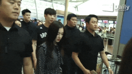 Sau sự cố Taeyeon bị sàm sỡ, SM chuẩn bị cả dàn vệ sĩ hùng hậu vây quanh mỹ nhân Irene - Ảnh 4. Sau sự cố Taeyeon bị sàm sỡ, SM chuẩn bị cả dàn vệ sĩ hùng hậu vây quanh mỹ nhân Irene - Ảnh 4.