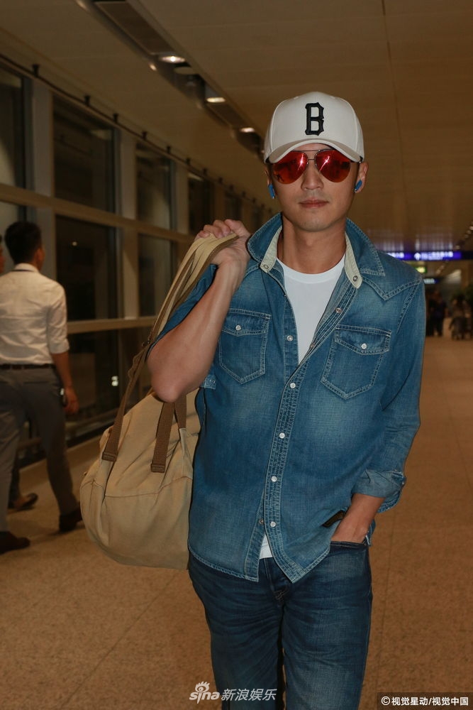 Tình tứ chẳng kém ai, Tạ Đình Phong đi công tác Nhật Bản, Vương Phi lặng lẽ đi theo người yêu chăm sóc - Ảnh 2. Tình tứ chẳng kém ai, Tạ Đình Phong đi công tác Nhật Bản, Vương Phi lặng lẽ đi theo người yêu chăm sóc - Ảnh 2.