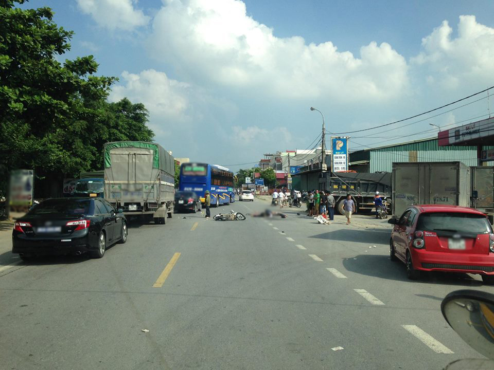 Hưng Yên: Tai nạn liên hoàn ô tô và 2 xe máy, 4 người thương vong tại chỗ - Ảnh 1. Hưng Yên: Tai nạn liên hoàn ô tô và 2 xe máy, 4 người thương vong tại chỗ - Ảnh 1.