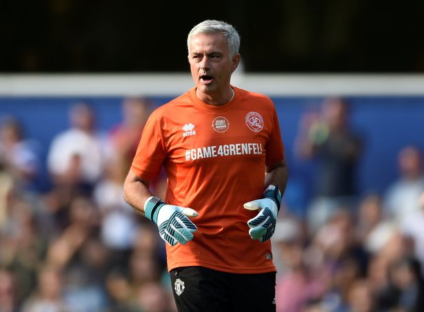 Jose Mourinho trổ tài làm thủ môn, ghi bàn từ chấm penalty - Ảnh 3. Jose Mourinho trổ tài làm thủ môn, ghi bàn từ chấm penalty - Ảnh 3.